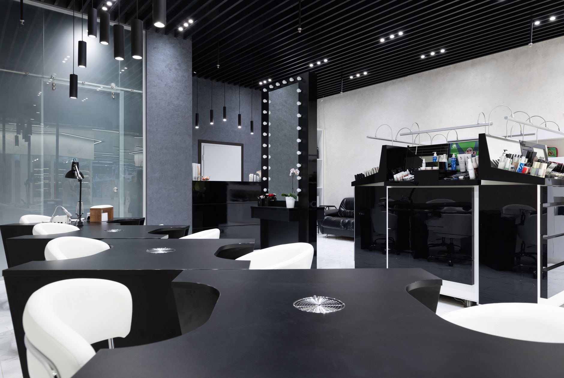 Interior elegante do studio de unhas com iluminação rosê