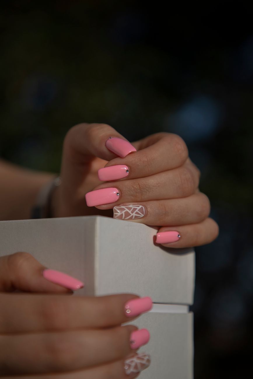Esmaltação em gel rosa elegante nas unhas